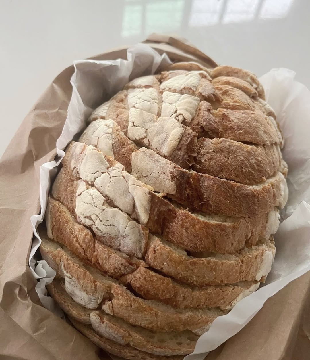 Pan de campo rebanado en papel kraft