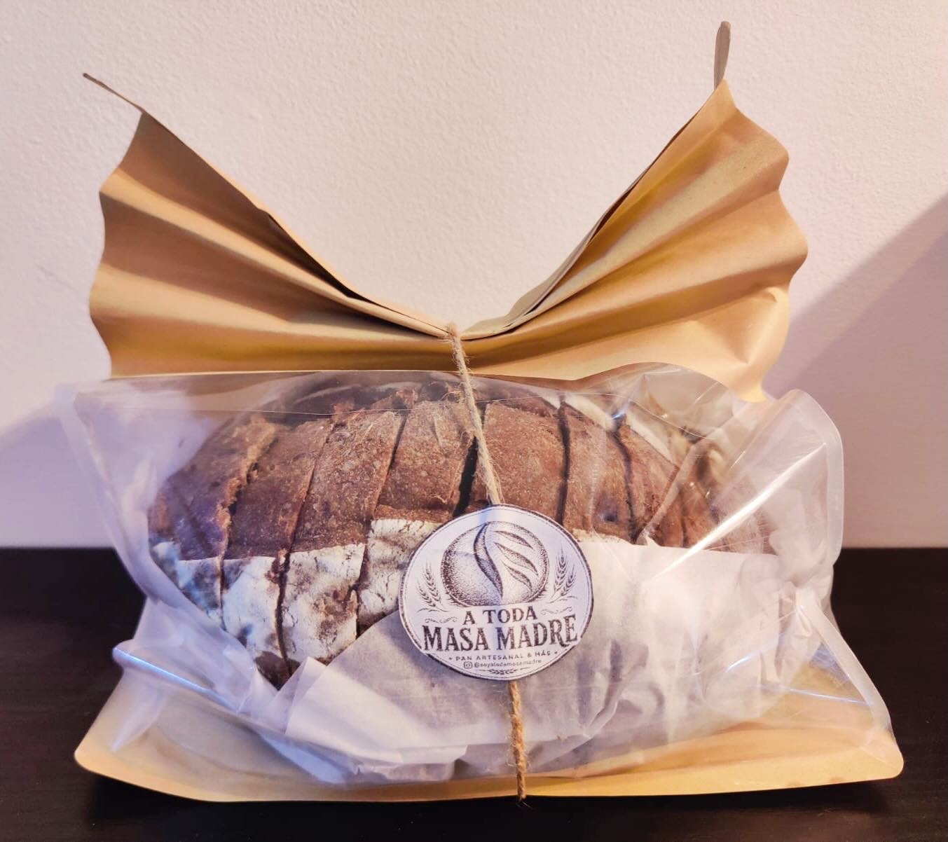 Pan de nueces y pasas envuelto en papel de panadería